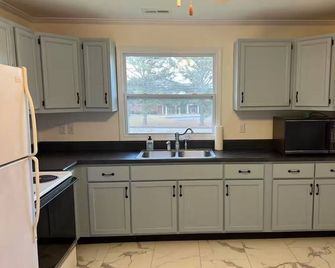 Cozy Cottage with Fire Pit - Family & Pet friendly - 20 minutes to Chattanooga - Chickamauga - Cocina