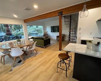 Stunning Wine Country Cottage On Consumnes River & Pickleball Basketball Court! - Plymouth - Comedor