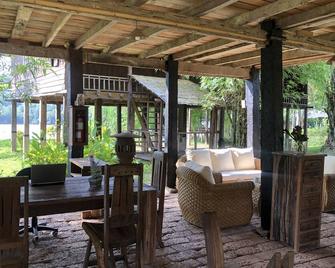 On The Mekong Resort - לואנג פראבאנג - פטיו