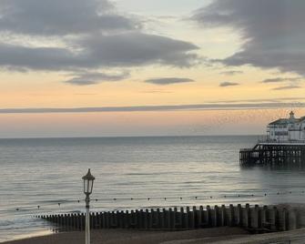 OYO Marine Parade Hotel, Eastbourne Pier - Eastbourne