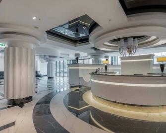 Modern Apartments with Swimming Pool in Hanza Tower by Noclegi Renters - Szczecin - Recepción