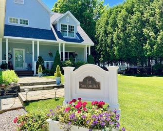The Torch Lake Bed And Breakfast - Central Lake - Building