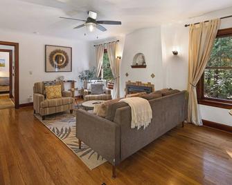 Newly renovated 1929 cottage near Roche Harbor with modern updates (PLC) - Friday Harbor - Sala de estar