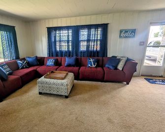 Cozy Ranch Retreat! Peace, Lake Views, Game Room & Hot Tub - Knox - Sala de estar