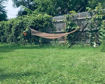 Clean, cozy, funky Ferndale getaway, great location - Ferndale - Vista externa