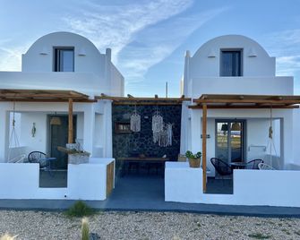 Aeron Suites - Exo Gonia - Building