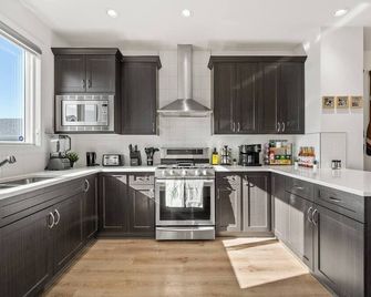“The Escape” - Near Airport | King Bed | Garage - Calgary - Cocina