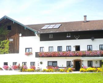 Bucherhof idyllic single location near the forest with its own lake, pure nature. - Eggstätt - Edificio