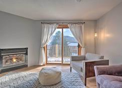 Lincoln Apartment with Balcony 2 Mi to Loon Mtn! - Lincoln - Living room