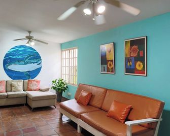 Deluxe villa for 25 people, 3 bedrooms, 2 bathrooms, living room and terrace. - Nueva Gorgona - Sala de estar