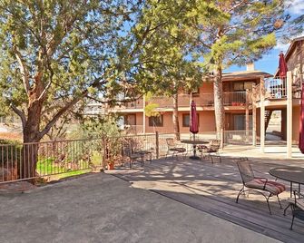 Red Rock Escape - prime Sedona condo near trails, restaurants & shopping! - Village of Oak Creek - Patio