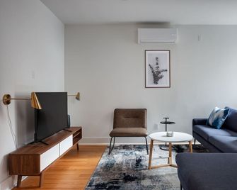 Renovated Luxury Three Bedroom Greenpoint Condo! - 브루클린 - 거실