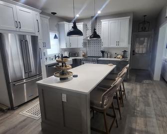 Beautiful Indian Lake home with amazing lake views! - Dowagiac - Kitchen