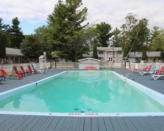 Colonial Resort-1000Islands - Gananoque - Piscina