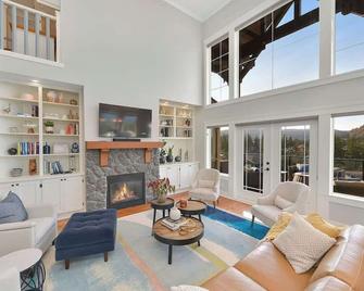 Mount Finlayson View Villa - Victoria - Living room