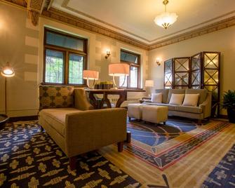 The Plaza Hotel - Milwaukee - Living room