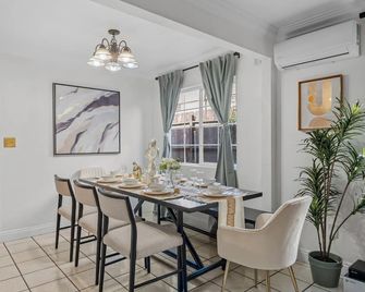 Entire Private 4-Bedroom w Garage & Gated Yard, Near San Diego Gaslamp, Beach, Available Now - National City - Comedor