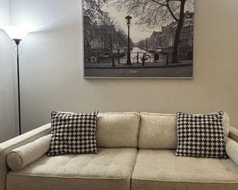 Quiet, Cozy Bedroom + Living Room in Buford with AC - Buford - Huiskamer