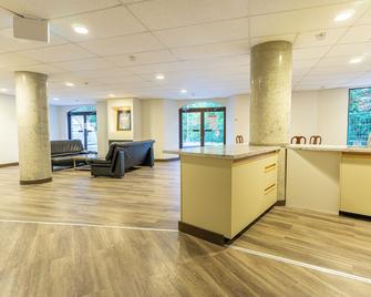 1 Bedroom / 1 Bathroom Suite, Pool, Ski In/Ski Out On Blackcomb Mountain, A/C In Living Room - Whistler - Recepción