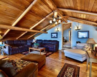 Beautiful Home just 25' from shoreline of Leech Lake just 5 minutes from Walker - Walker - Living room