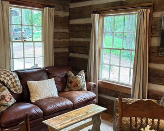 Tadpole Cabin at Creek Road Farm - Lookout Mountain - Living room