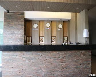 Magallanes Square Hotel - Tagaytay - Front desk