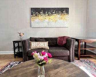 Gated 2BR Condo I 5 min Uptown - Charlotte - Living room