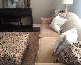 Charming and Convenient! No cleaning fee. Sleeps 6. - Anaconda - Sala de estar