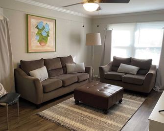 3-bedroom house in charming Southport with AC, WiFi - Southport - Вітальня