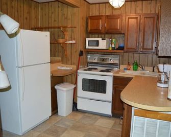 Spring & Fall Discount! Two Bedroom Cottage With Private Beach! - Lakeside - Kitchen