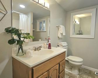 br~Keasington House, a Mid Century Gem in Hucrest. 2bdrm, 2bath - Roseburg - Bathroom