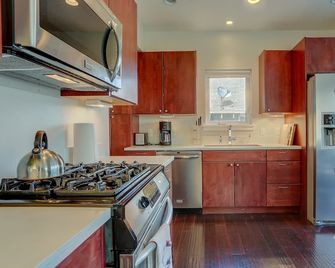 Surfsup! 30 Day Minimum 3 Bedroom Home by RedAwning - Hood River - Cocina