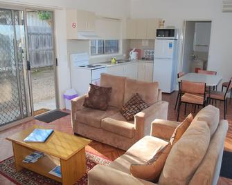 Lookout Holiday Units - Lakes Entrance - Wohnzimmer