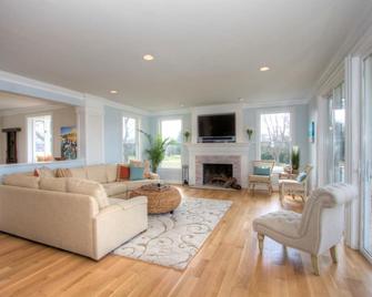 Beautiful, Open Floor Plan, Amazing Sunset Views,waterside Pool, Pier, 6+ac - Easton - Living room