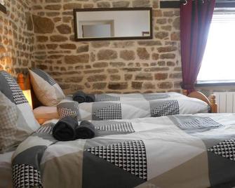 Light and airy bungalow with large terrace & heated outdoor pool - Isigny-le-Buat - Habitación