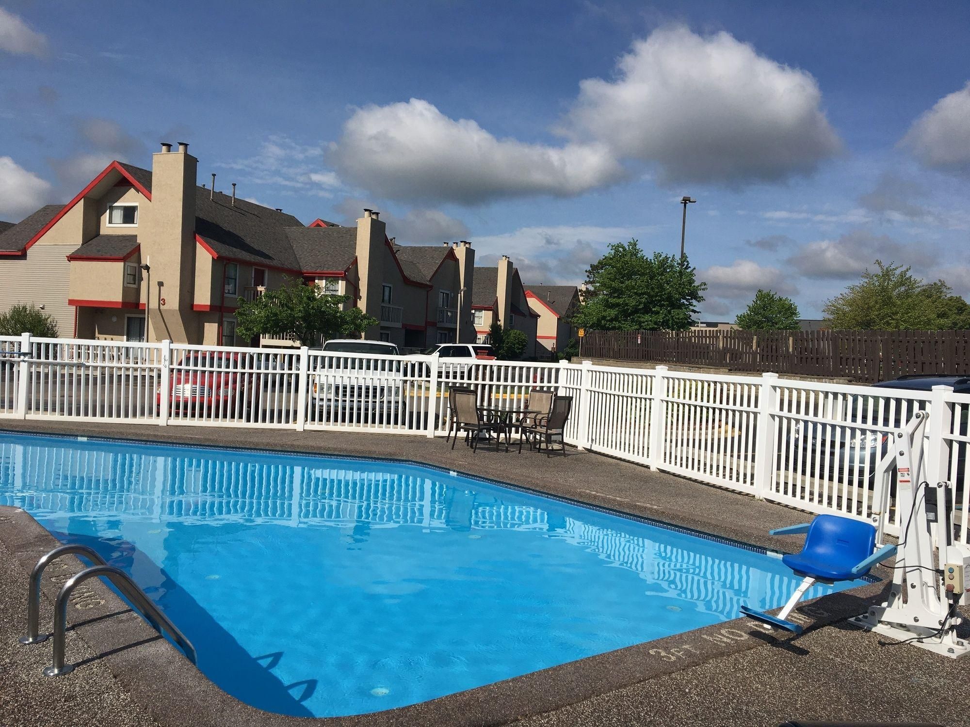 Affordable Suites of America Grand Rapids - גרנד ראפידס - בריכה