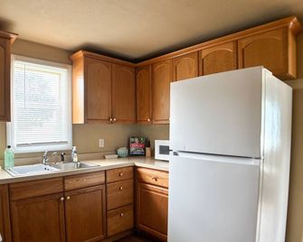 Cozy Beach Themed Home 2 Beds Spacious Parking - West Allis - Kitchen