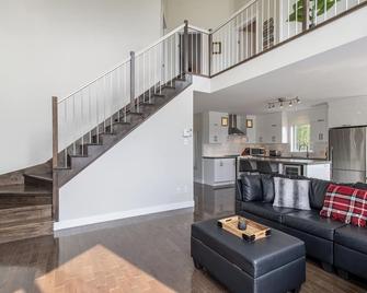 Chalet Alexia: Activities and relaxation by the small lake - La Malbaie - Living room