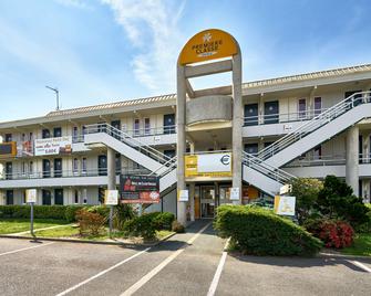 بريمير كلاس لا روتشي سور يون - لاروش-سور-يون - مبنى