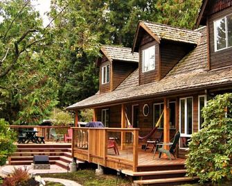 Up The Creek Backpacker's Lodge - רוברטס קריק - פטיו