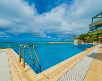 Ryukyu Onsen Senagajima Hotel - Tomigusuku - Pool