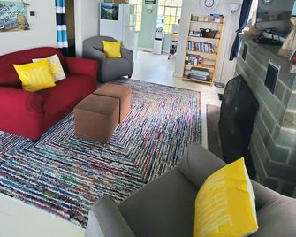 Cozy Waterfront Cottage On Rushford Lake, Sleeps 8, Central Air, & Amazing Dock! - Caneadea - Sala de estar