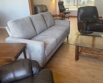 'Huron Bluff' 3-bedroom House in Harbor Beach Lakefront with Spectacular Views - Harbor Beach - Living room