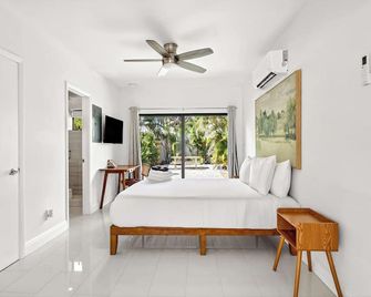 Sleek Kitchenette & Queen Bed - Fort Lauderdale