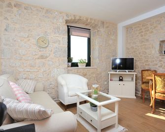 Holiday house with a parking space Zivogisce - Strnj - Zivogosce - Strnj, Makarska - 18025 - Zivogosce - Sala de estar