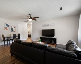 Business-Ready 2 Bedroom Suite - Calhoun - Obývací pokoj