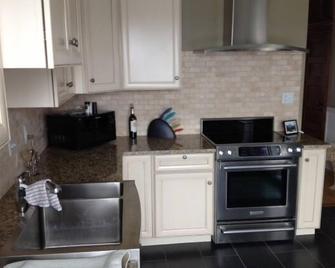 Newly Renovated Main St. Condo, Steps From The Olympic Center - Lake Placid - Kitchen