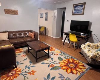 Delightful 3-bedroom house in Ottawa close to amenities - Ottawa - Obývací pokoj
