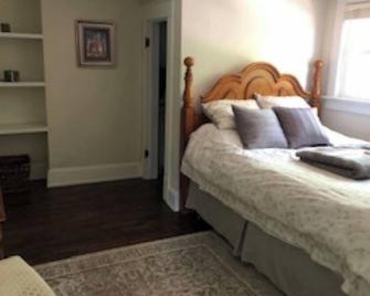 Super cute house with views of the lake. Great walkability score! - Neenah - Habitación