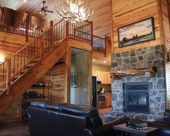 Cozy cabin nestled in the Ozarks with beautiful views from the front porch. - Huntsville - Living room